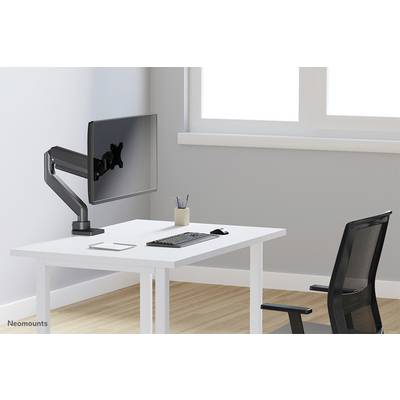 Ein moderner Schreibtisch mit einem Monitor an einem verstellbaren Arm, einer Tastatur, einer Maus, einem Smartphone und einem Stiftbecher.