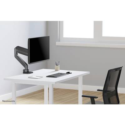 Ein moderner Schreibtisch mit einem schwarzen Monitorarm, Monitor, Tastatur, Maus und Stifteköcher. Ein schwarzer Bürostuhl steht daneben.
