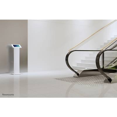 'Lobby mit Rolltreppe und Treppe; Infoterminal links zeigt Bildschirm mit digitalen Informationen an.'