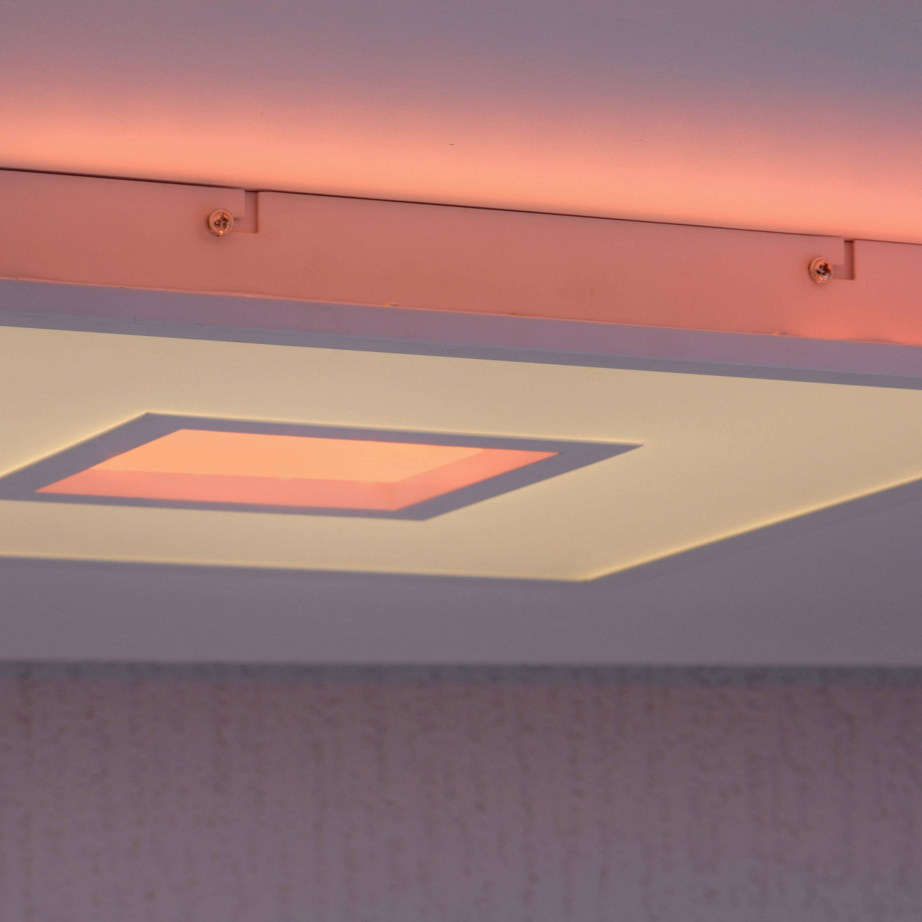 Ein moderner, rechteckiger Deckenleuchte mit warmem, diffusen Licht beleuchtet einen Raum. Decke und Wand sind dezent erkennbar.