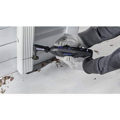 Eine Person benutzt ein rotierendes Werkzeug, um Metall mit einem Schneideaufsatz zu bearbeiten. Handschuhe schützen die Hände.