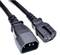 'Abbildung zeigt ein schwarzes Netzkabel mit einem C13-Stecker links und einem C14-Stecker rechts, geeignet für Computergeräte.'