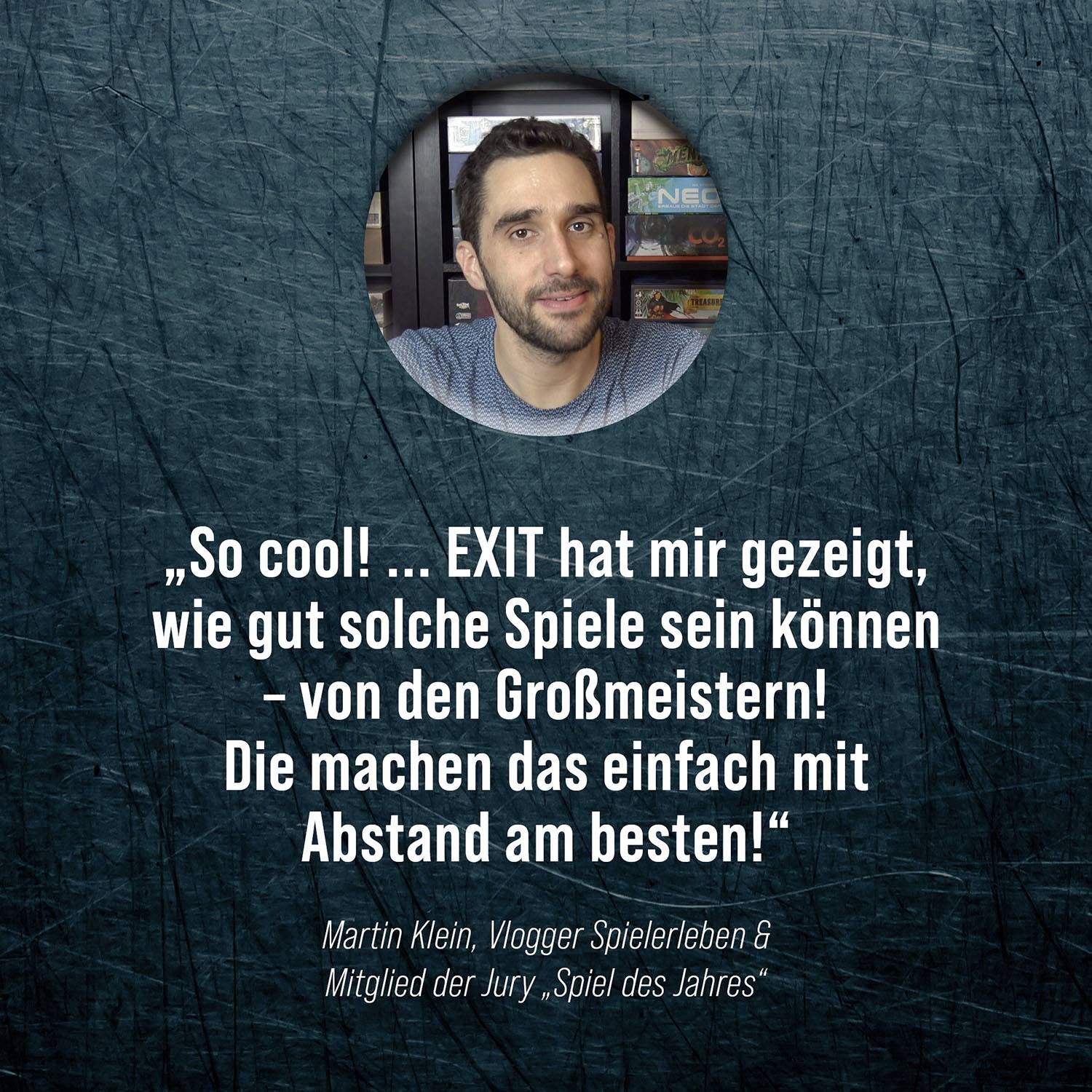 Ein Mann sitzt vor einem Bücherregal. Text: 'So cool! ... EXIT hat mir gezeigt, wie gut solche Spiele sein können - von den Großmeistern! Die machen das einfach mit Abstand am besten!' 