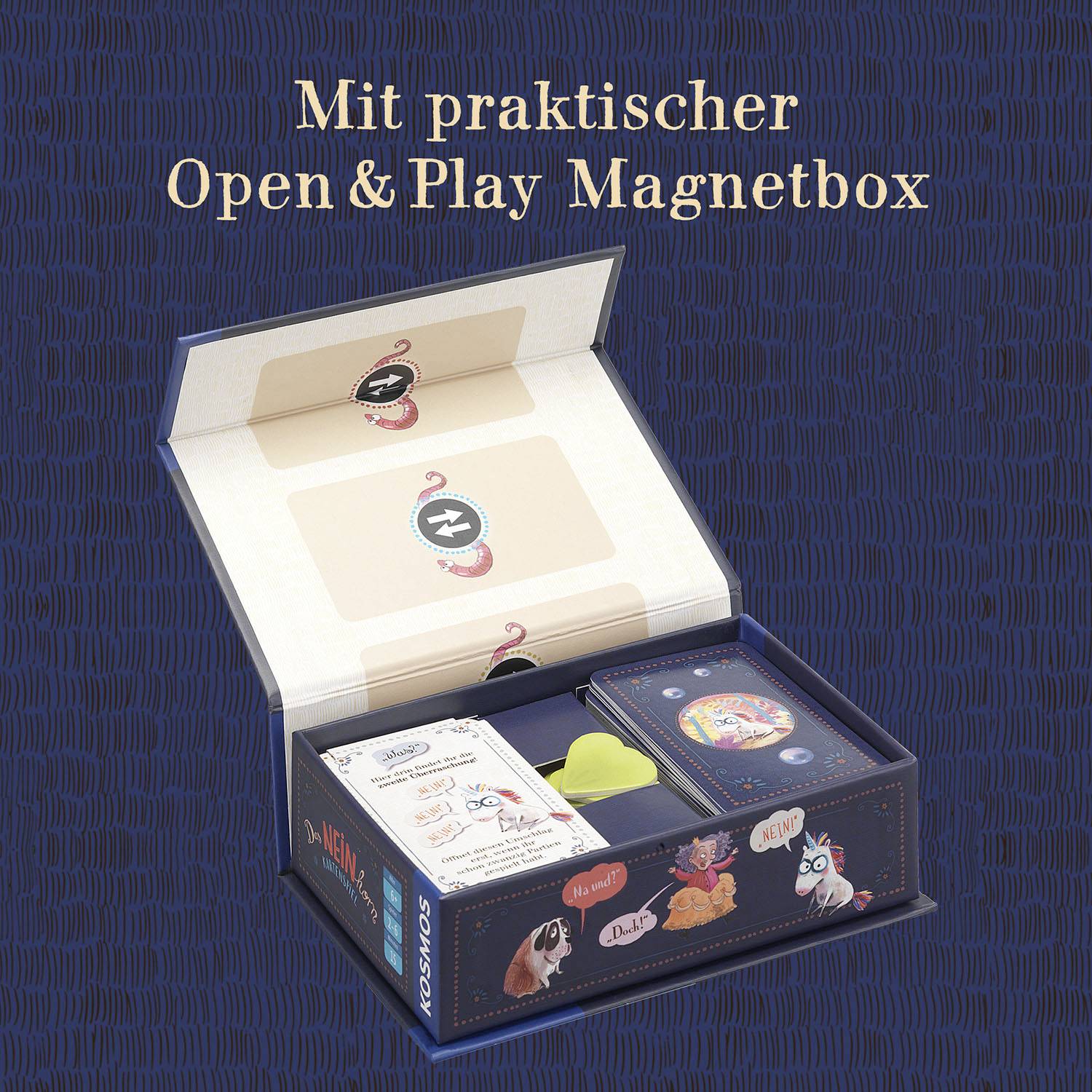 'Mit praktischer Open & Play Magnetbox.' Schachtel geöffnet, zeigt ein Kartenspiel, Anleitungen und Spielzubehör auf blauem Hintergrund.