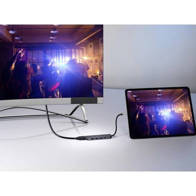 Ein Tablet ist über einen Adapter mit einem Monitor verbunden, der dasselbe Partybild anzeigt. Die Szene zeigt Menschen, die feiern.