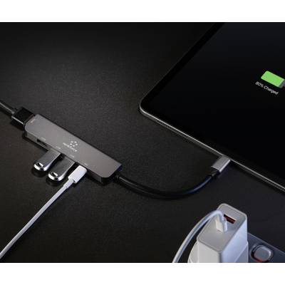 Ein Tablet wird über einen USB-Hub aufgeladen, der mit verschiedenen Kabeln verbunden ist. Auf dem Tablet wird eine 100%-Ladung angezeigt.