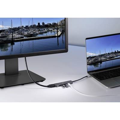 Ein Laptop ist über Kabel mit einem externen Monitor verbunden. Beide Bildschirme zeigen ein identisches Bild eines Yachthafens.