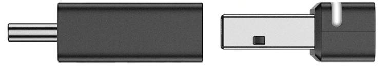 Ein USB-C-Stecker neben einem USB-A-Stecker, beide in schwarzer Ummantelung, liegen nebeneinander auf einem weißen Hintergrund.