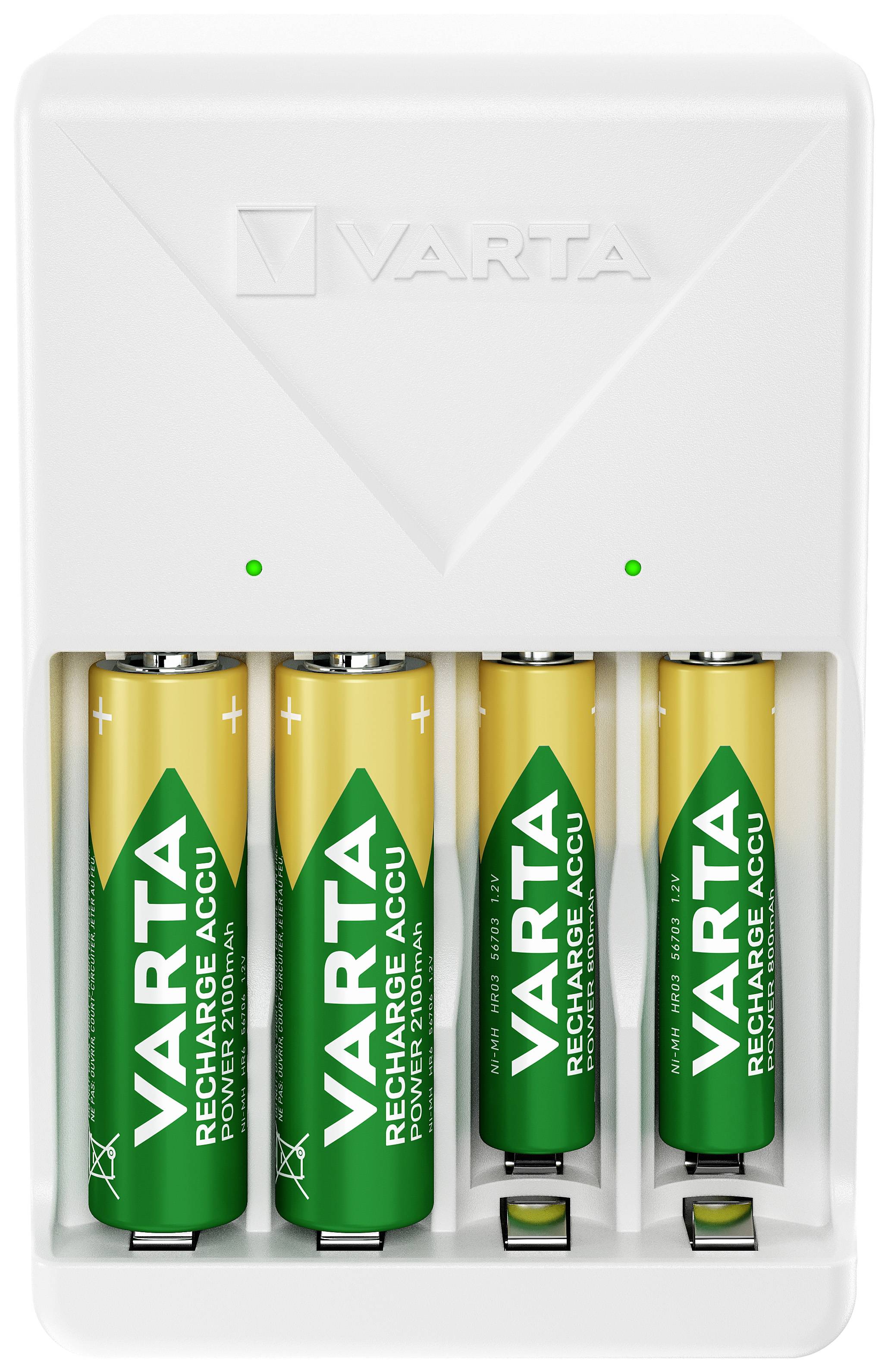 Ein Ladegerät mit vier wiederaufladbaren VARTA-Batterien. Zwei gelbe und zwei grüne Batterien sind gleichmäßig verteilt eingesetzt.
