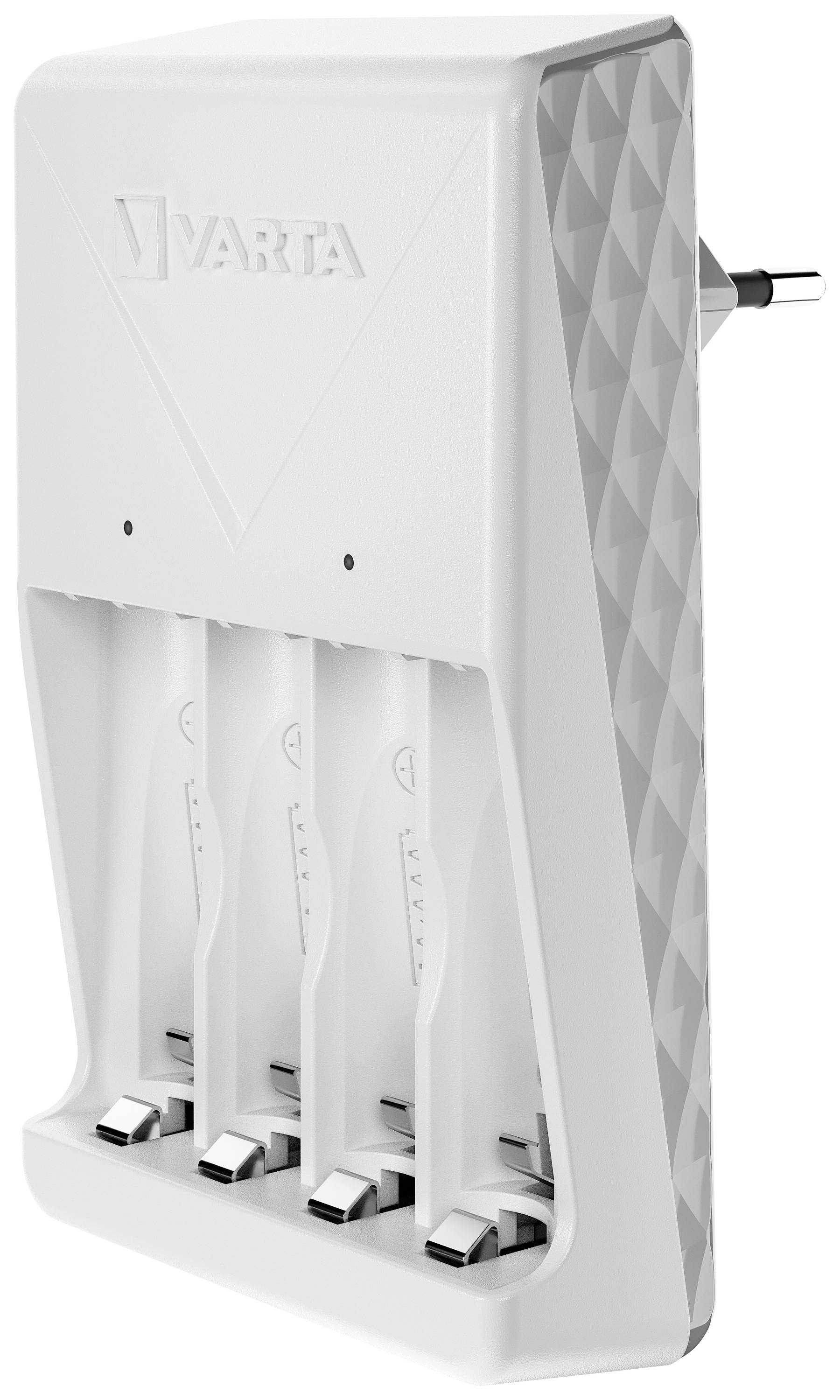 Ein weißes Varta-Batterieladegerät mit Platz für vier AA-Batterien, an der Wand montiert. Ein europäischer Steckdosenstecker ist sichtbar.