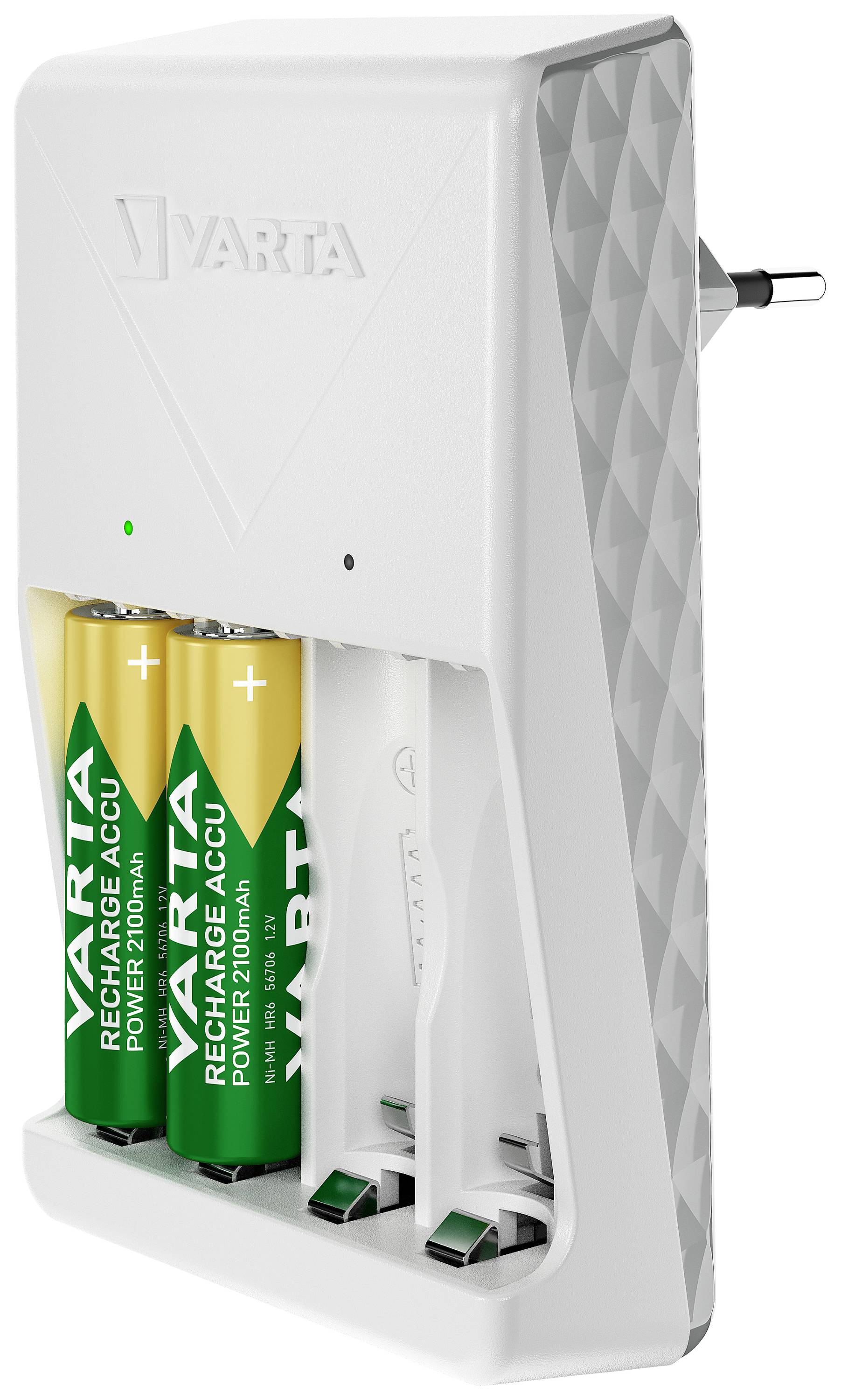 Ein Akku-Ladegerät mit zwei eingesetzten, aufladbaren Varta-Batterien und zwei leeren Batteriefächern, an einer Steckdose angeschlossen.