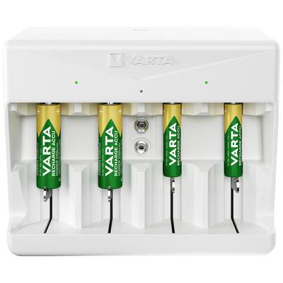 Vier Varta-Batterien in einem weißen Ladegerät, zwei bereits geladen (grüne Anzeige), zwei in Ladung (rote Anzeige).