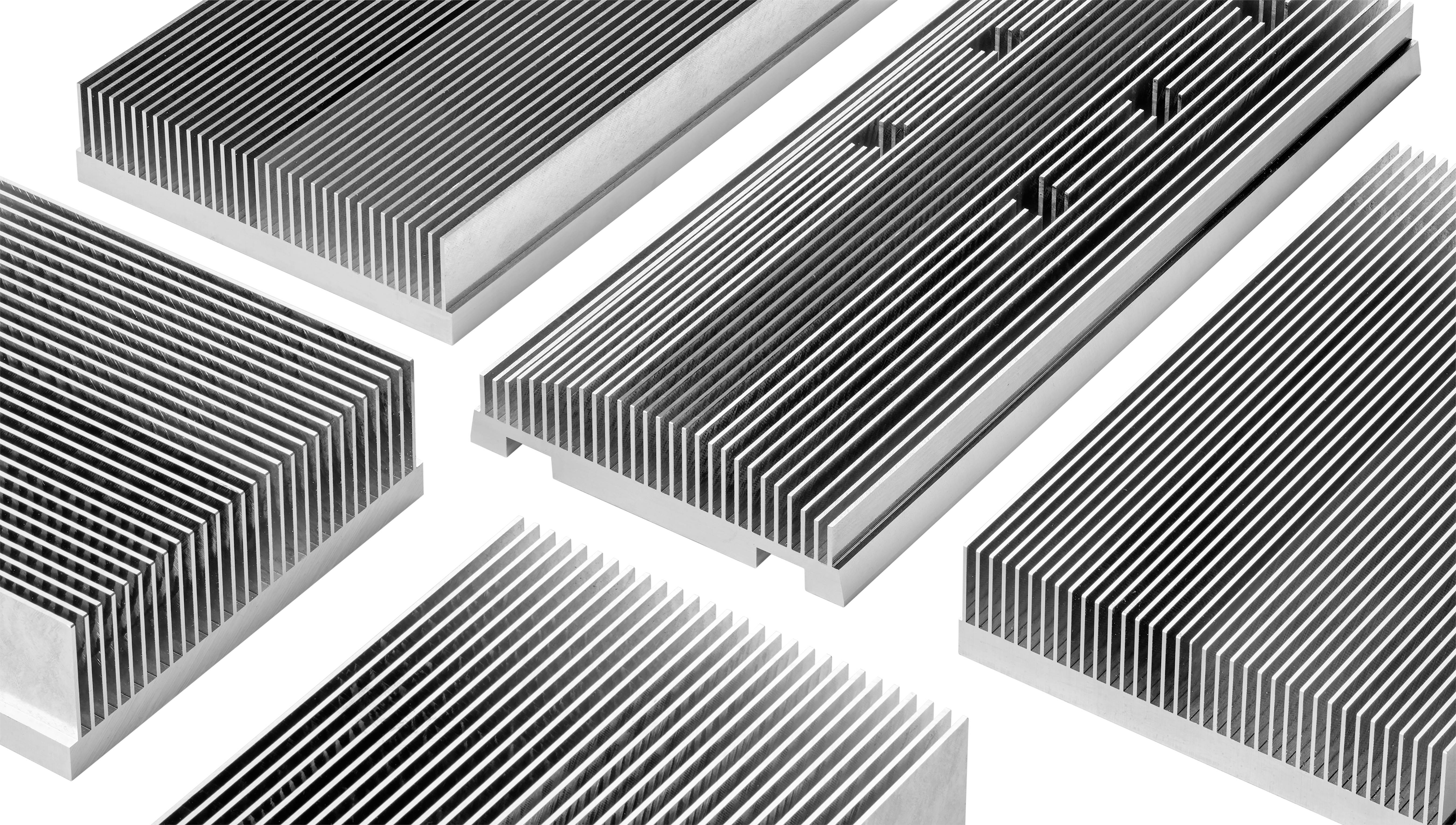 Mehrere Aluminiumkühlkörper mit verschiedenen Lamellenstrukturen für die Wärmeableitung in elektronischen Geräten.