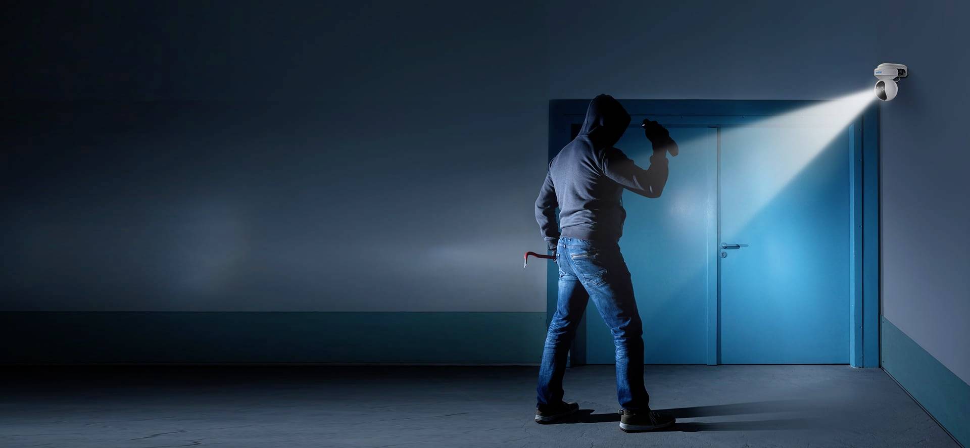 Das Bild zeigt eine Wlan-Kamera, die eine Person im Eingangsbereich zuverlässig erfasst. Der Erfassungswinkel der Kamera wurde auf dem Bild optisch hervorgehoben.  