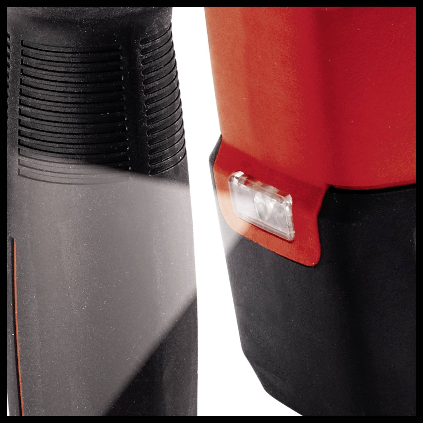 Zwei Taschenlampen stehen nebeneinander, leuchten in dieselbe Richtung. Die linke Lampe ist schwarz, die rechte rot, mit kräftigem Lichtstrahl.