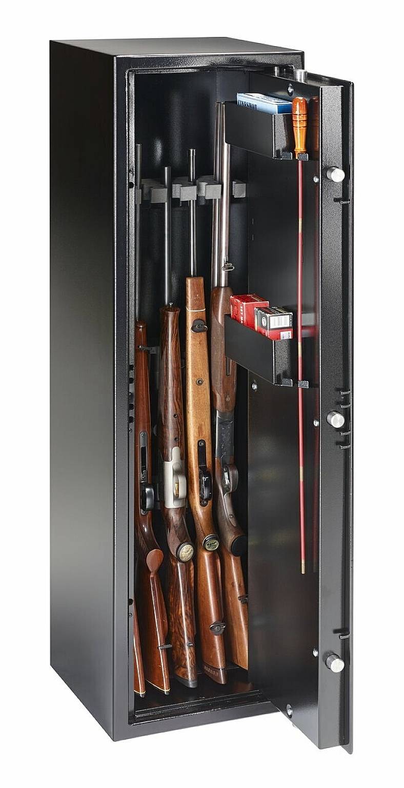 Geöffneter Waffenschrank mit mehreren Gewehren, Reinigungsstab und Munition.