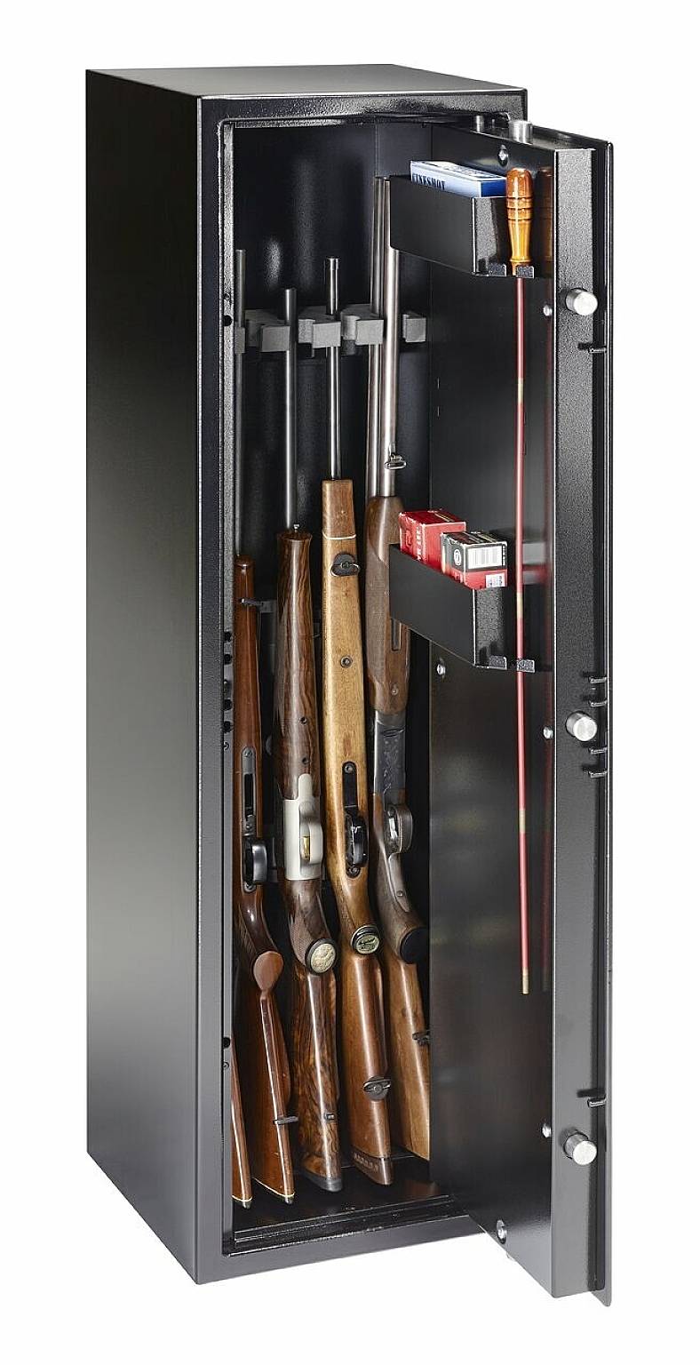 Waffenschrank mit mehreren Gewehren, Munition und Zubehör im Inneren. Die Tür ist zur Hälfte geöffnet und zeigt den Inhalt.