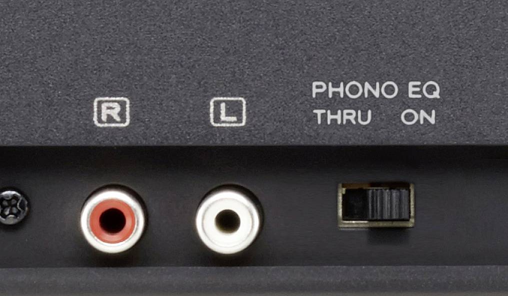 Die Abbildung zeigt die Anschlüsse eines Audiogeräts mit zwei Buchsen für 'R' und 'L' sowie einem Schalter für 'Phono EQ Thru On'.