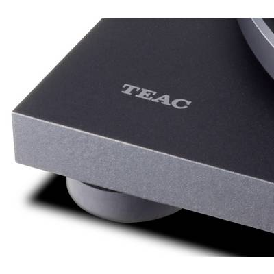 Ecke eines TEAC-Plattenspielers auf schwarzem Hintergrund, Fokus auf Oberflächenstruktur und Markenlogo.