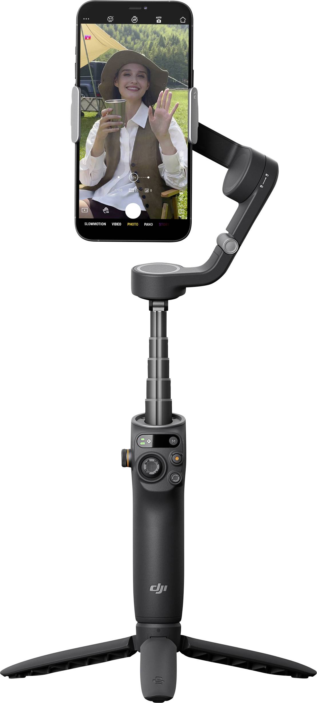 Ein Smartphone ist auf einem Gimbal montiert. Auf dem Bildschirm ist eine Person zu sehen, die lächelt und winkt.