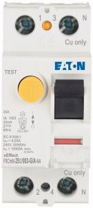 Ein FI-Schutzschalter mit der Aufschrift 'EATON', gelber Testknopf und schwarzer Schalter. Beschriftungen für Strom und Spannung sind sichtbar.