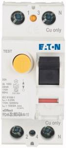 'Ein FI-Schutzschalter der Marke Eaton, mit gelbem Testknopf und Stromstoß-Schalter. Beschriftungen für elektrische Spezifikationen sichtbar.'