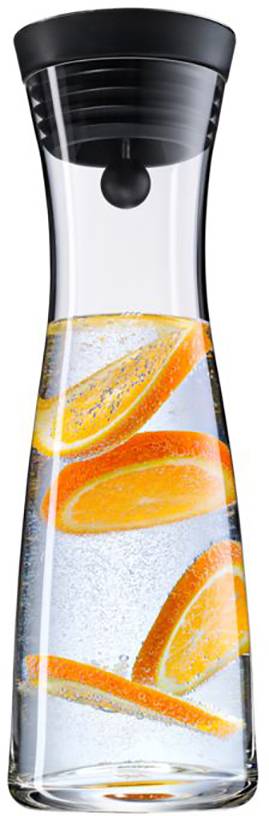 Eine schlanke Glaskaraffe mit schwarzem Deckel, gefüllt mit Wasser und Orangenscheiben.