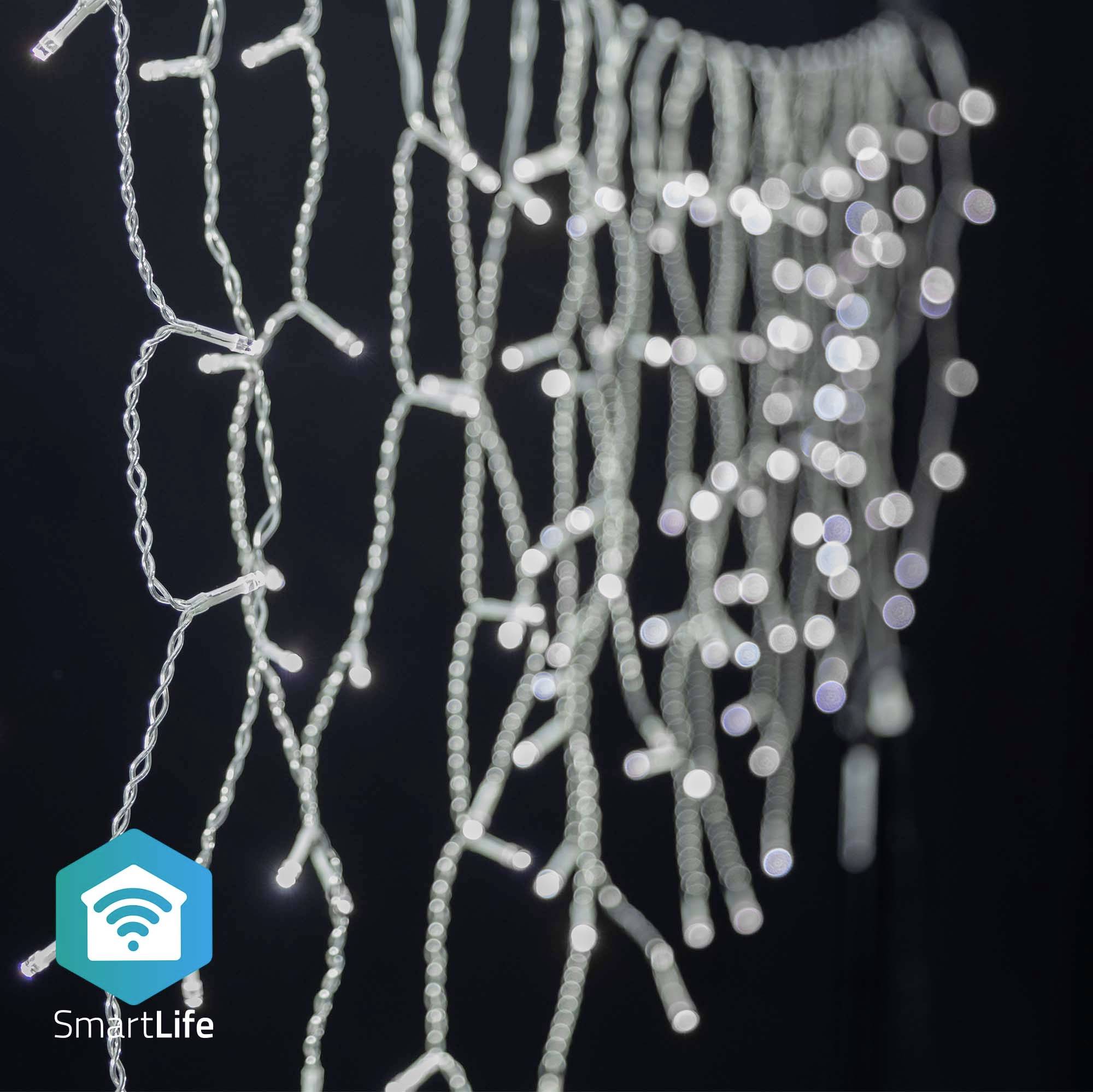 Eine Reihe von leuchtenden LED-Lichterketten hängt herab; unten links ist ein 'SmartLife'-Logo.