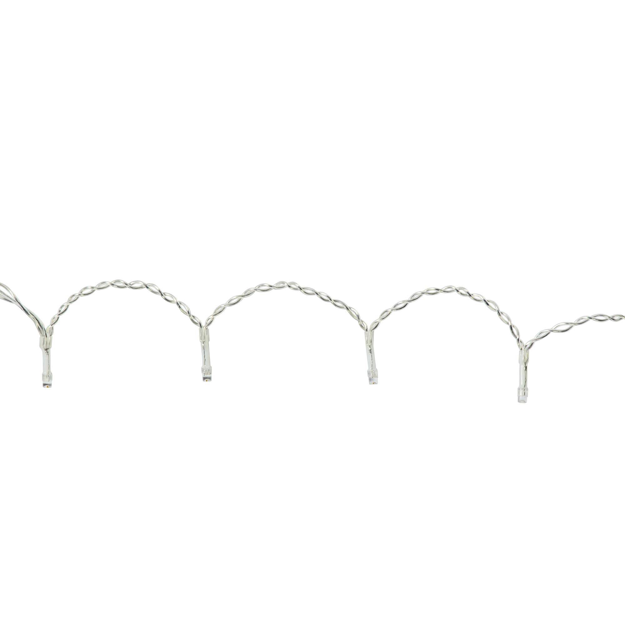 Eine Reihe weißer LED-Lichter in klarem Kabel, gleichmäßig verteilt und in einem sanften Bogen aufgehängt.