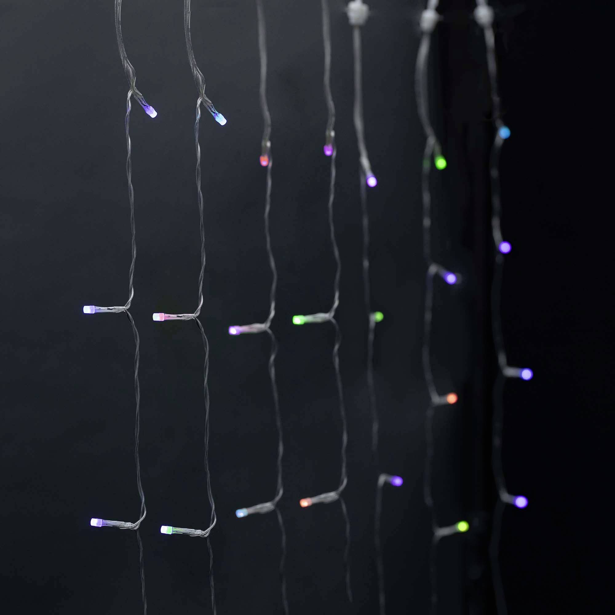 Eine Lichterkette mit hängenden, bunten LED-Lampen vor einem dunklen Hintergrund. Lichter in verschiedenen Farben leuchten sanft.