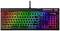 Eine Gaming-Tastatur mit Regenbogen-RGB-Beleuchtung. Die Tasten leuchten in verschiedenen Farben und oben rechts ist das HyperX-Logo zu sehen.