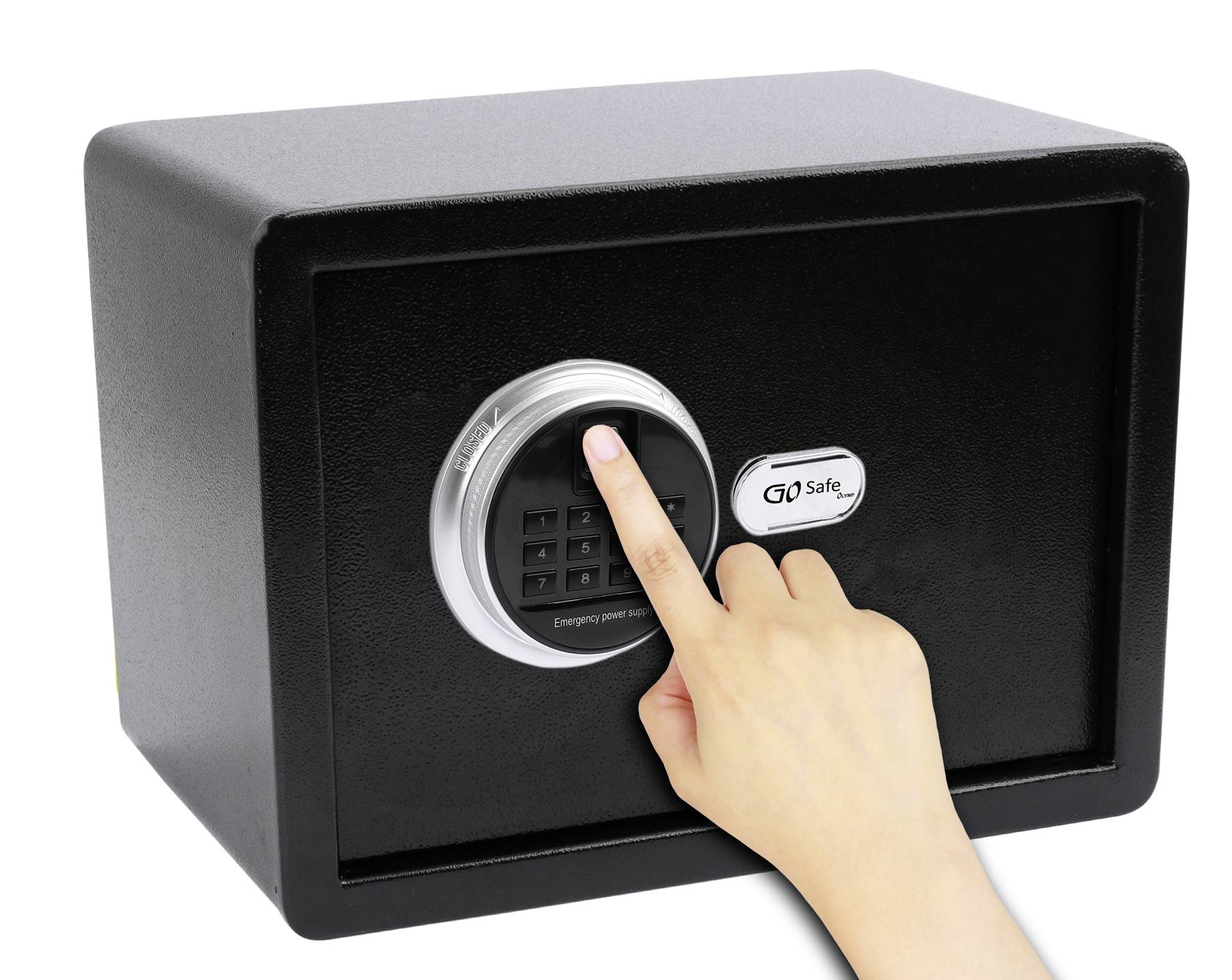 Eine Hand tippt auf das elektronische Tastenfeld eines schwarzen Safes, um ihn zu öffnen.
