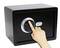 Eine Hand tippt auf das elektronische Tastenfeld eines schwarzen Safes, um ihn zu öffnen.
