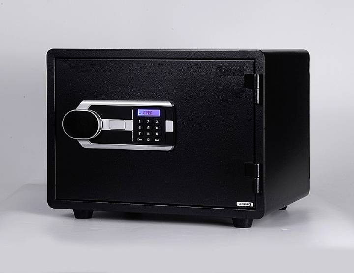 Ein schwarzer Tresor mit elektronischem Zahlenschloss und digitalem Display.