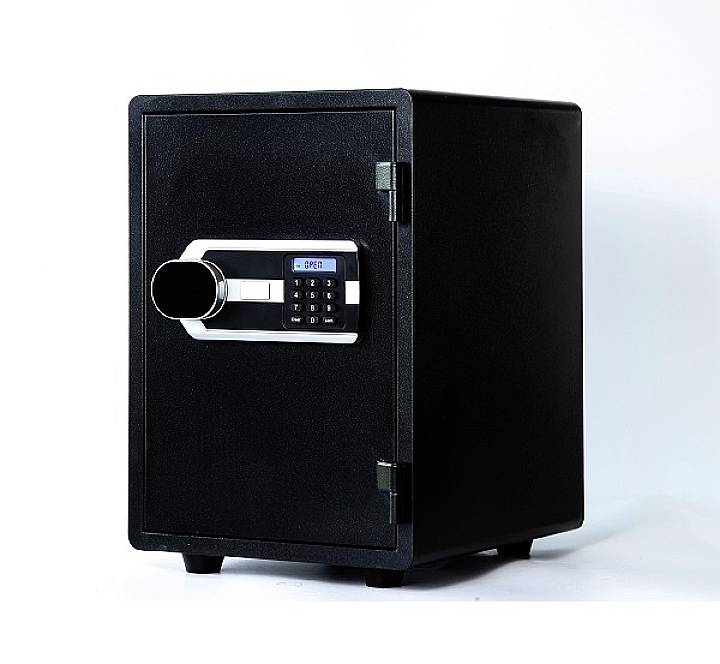 Ein schwarzer Tresor mit elektronischem Zahlenschloss und Display auf der Vorderseite. Er steht vor weißem Hintergrund.
