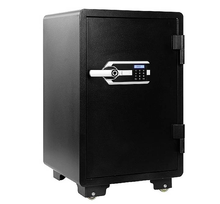 Schwarzer Tresor mit digitalem Zahlenschloss an der Vorderseite, stehend auf Rollen.