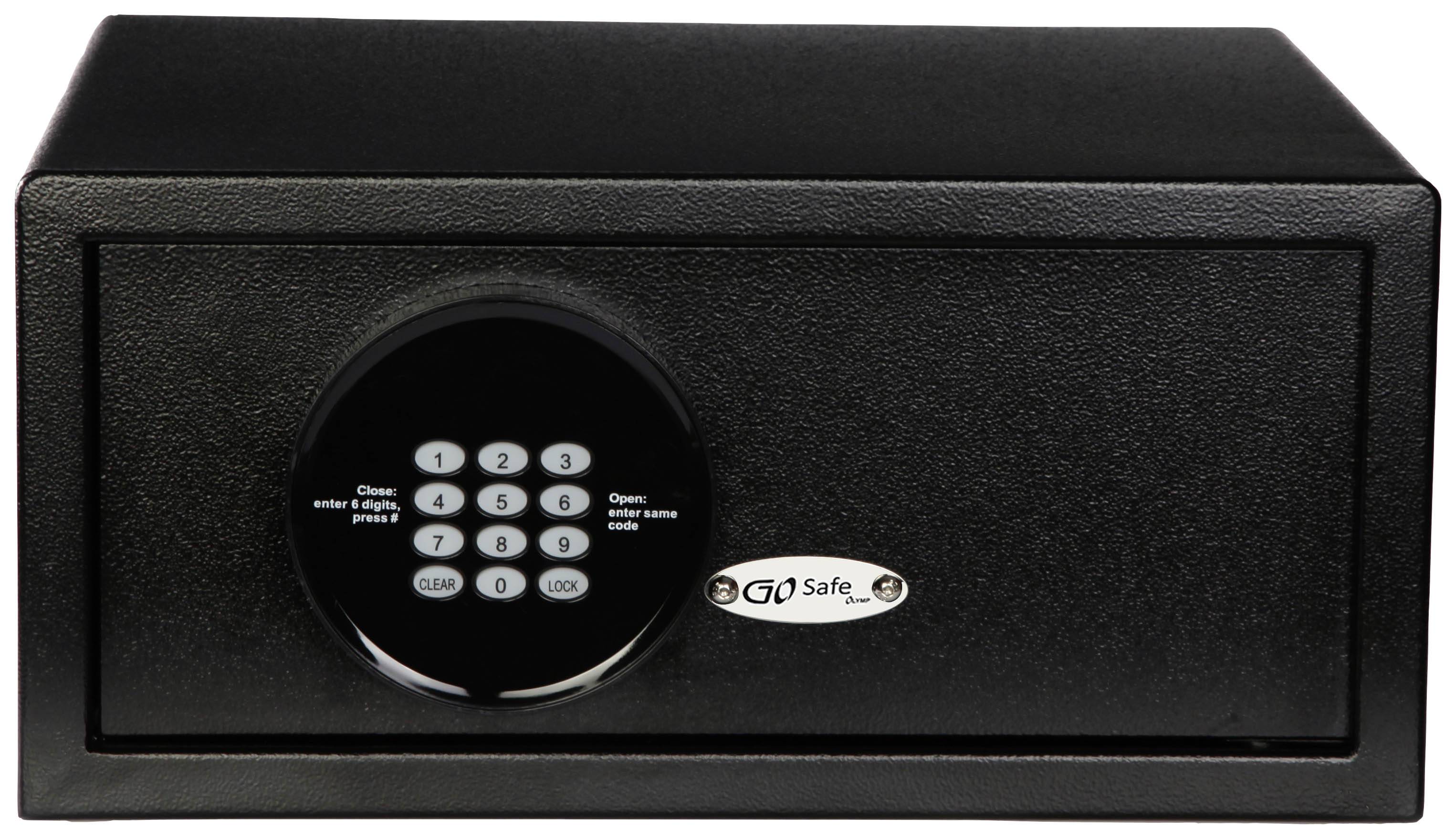 Schwarzer Tresor mit digitalem Zahlenschloss auf der Vorderseite, daneben ein kleines Metallschild mit dem Aufdruck 'GO Safe'.