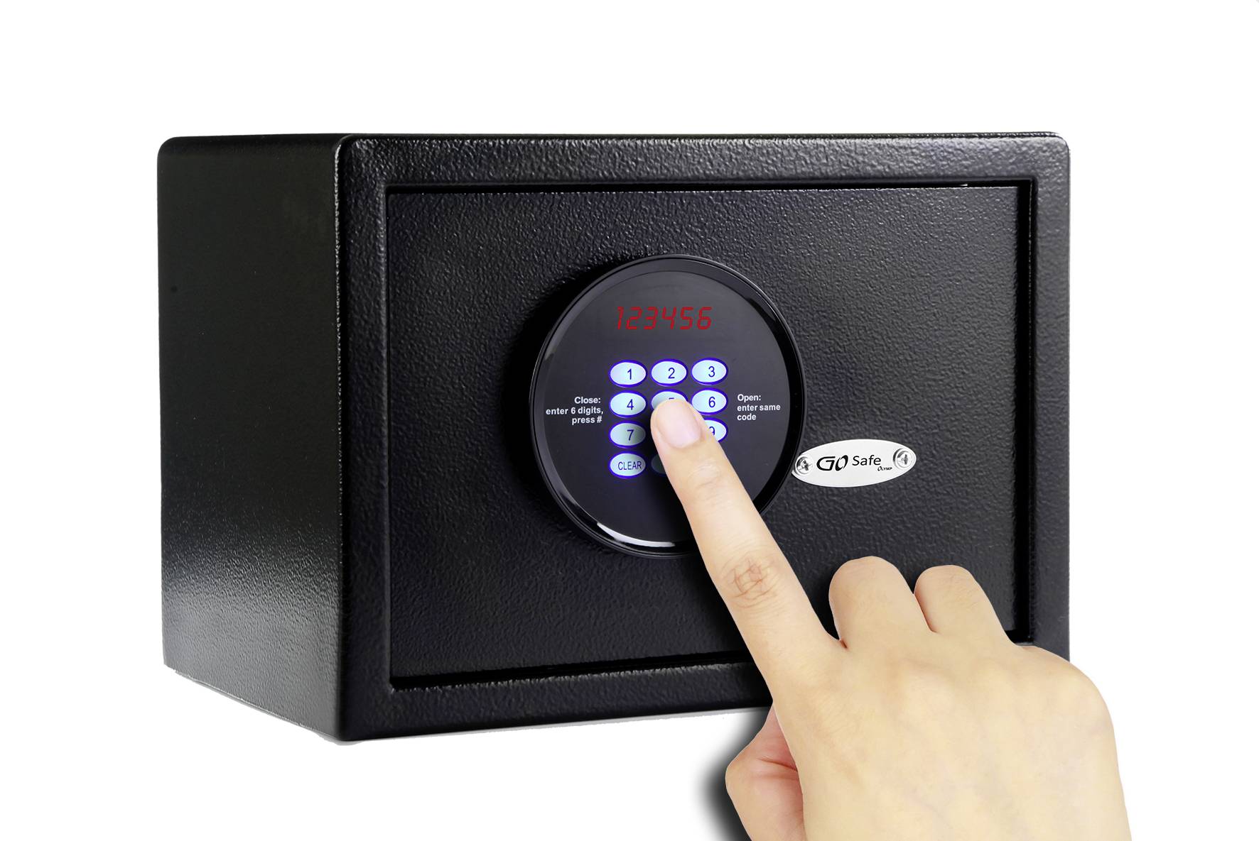 Eine Hand gibt eine Zahlenkombination auf einem digitalen Safe ein. Der Safe hat eine schwarze, rechteckige Form und digitale Anzeige.