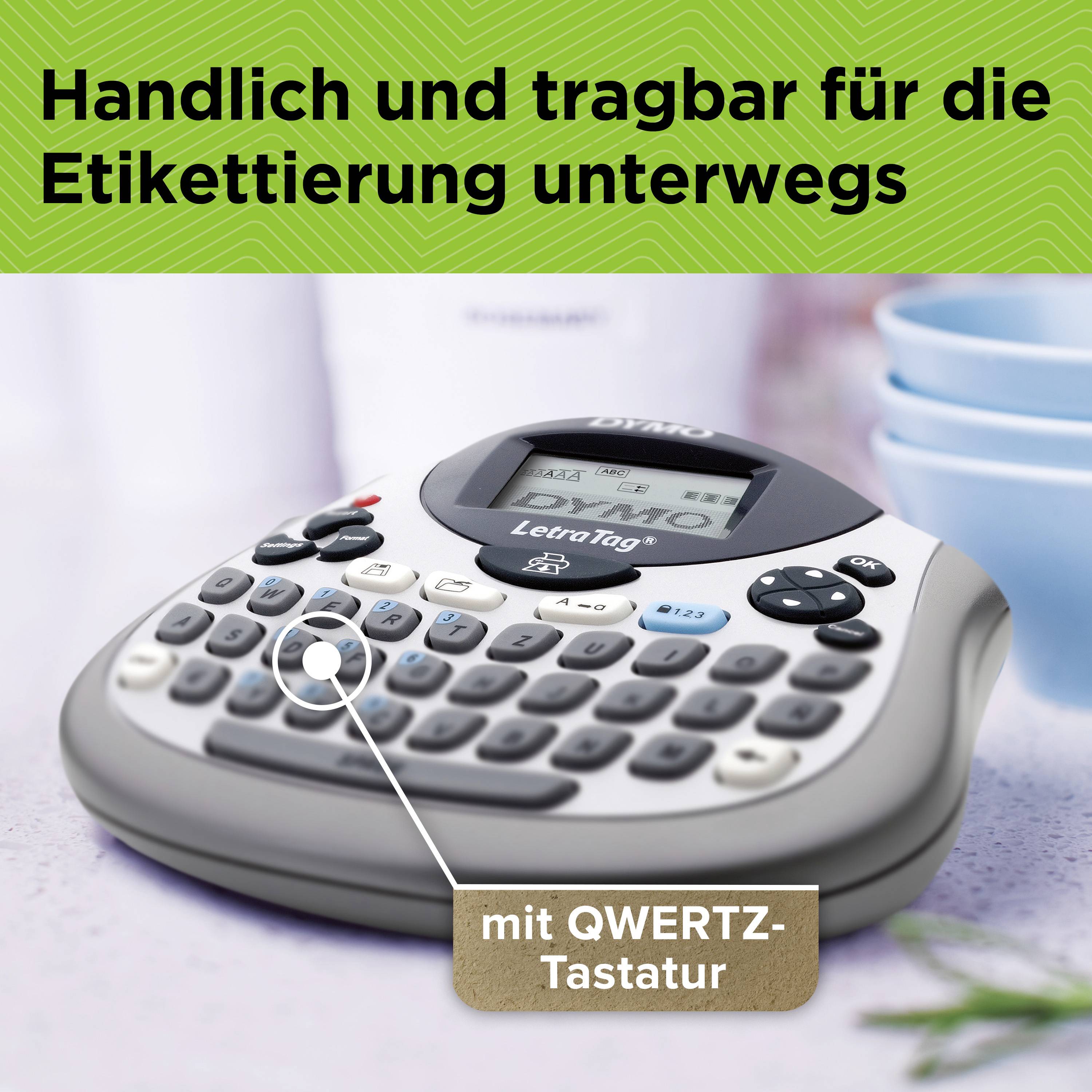 Ein tragbares Etikettiergerät mit QWERTZ-Tastatur, geeignet für mobile Etikettierung. Im Hintergrund sind gestapelte Schüsseln sichtbar.