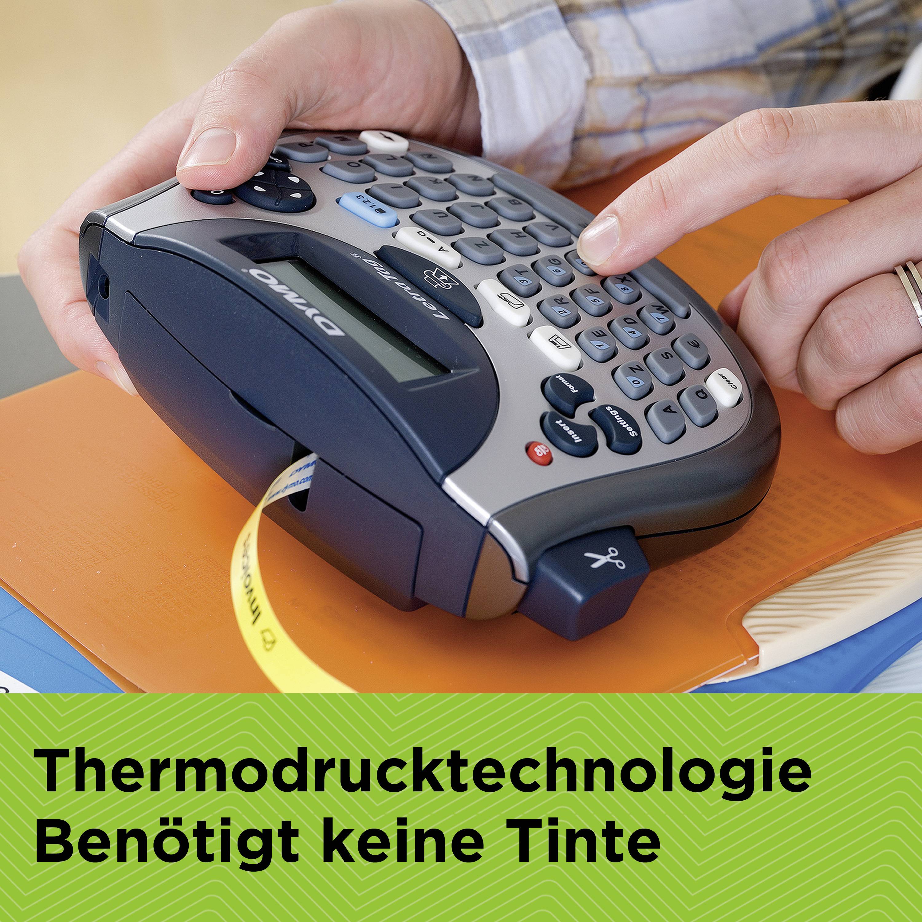 Person bedient ein Etikettiergerät, das ein gelbes Band druckt. Text unten: 'Thermodrucktechnologie Benötigt keine Tinte'.