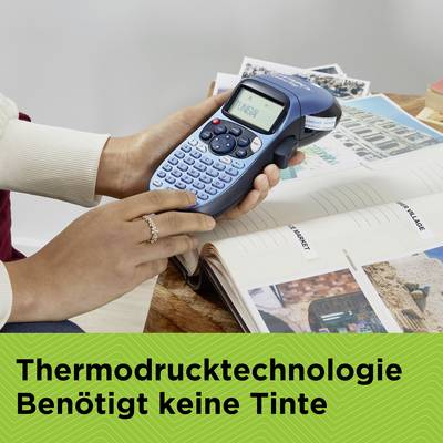 Eine Person verwendet ein tragbares Beschriftungsgerät mit Tasten und Bildschirm. Unten steht: 'Thermodrucktechnologie Benötigt keine Tinte'.