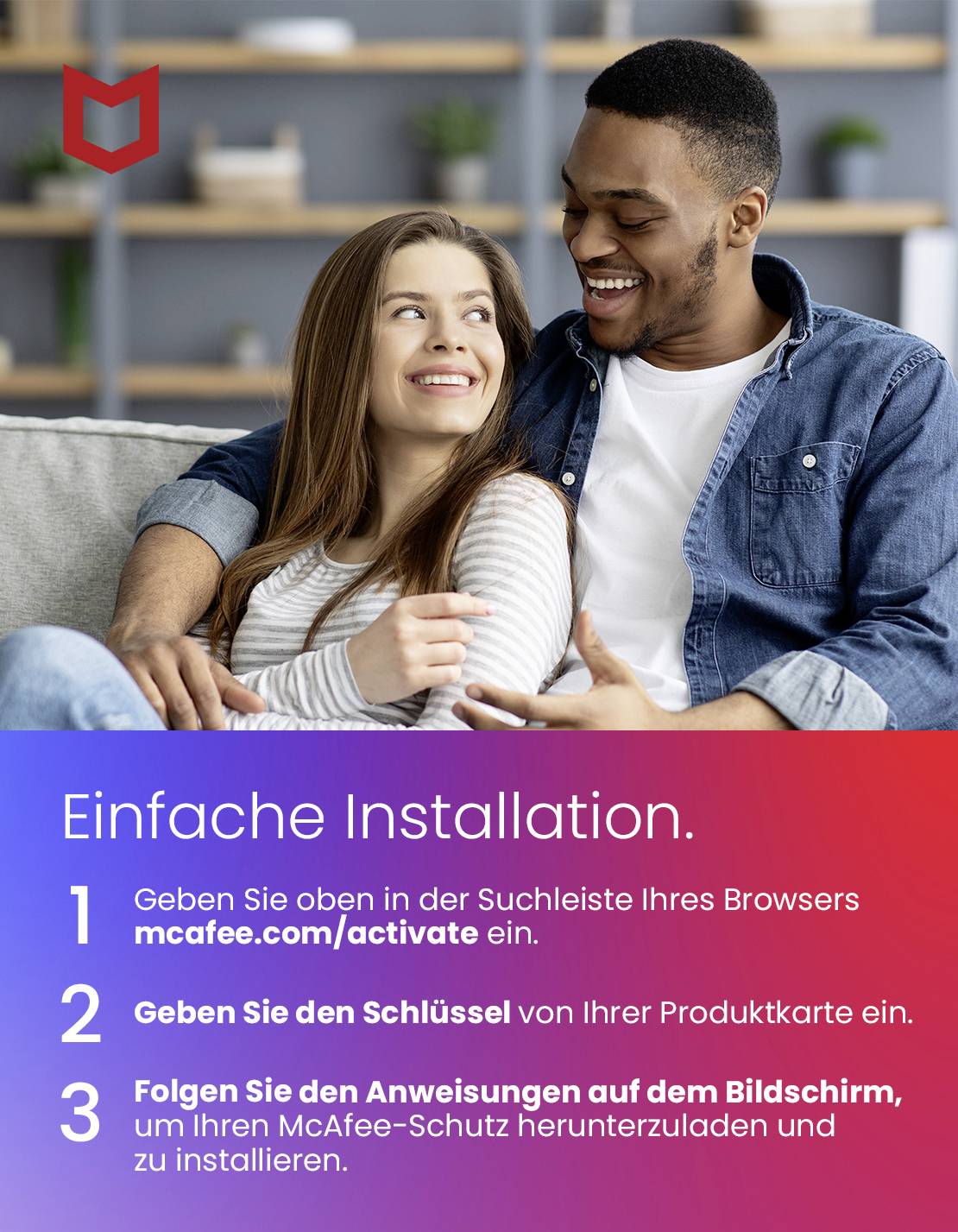 Ein Mann und eine Frau lächeln, sitzen auf einem Sofa. Darunter Installationsanweisungen für McAfee in einem zweifarbigen Balken: 1. Webseite aufrufen, 2. Produktschlüssel eingeben, 3. Anweisungen folgen.