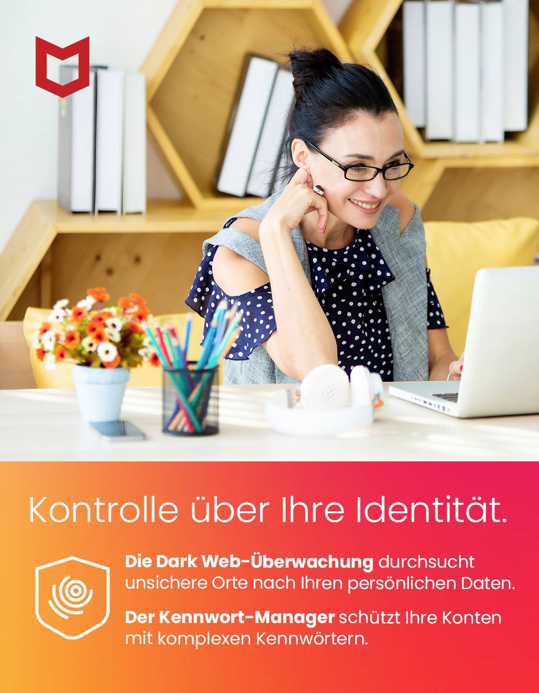 Frau am Laptop lächelt; Text über Identitätskontrolle: 'Die Dark Web-Überwachung durchsucht unsichere Orte nach Ihren persönlichen Daten.'