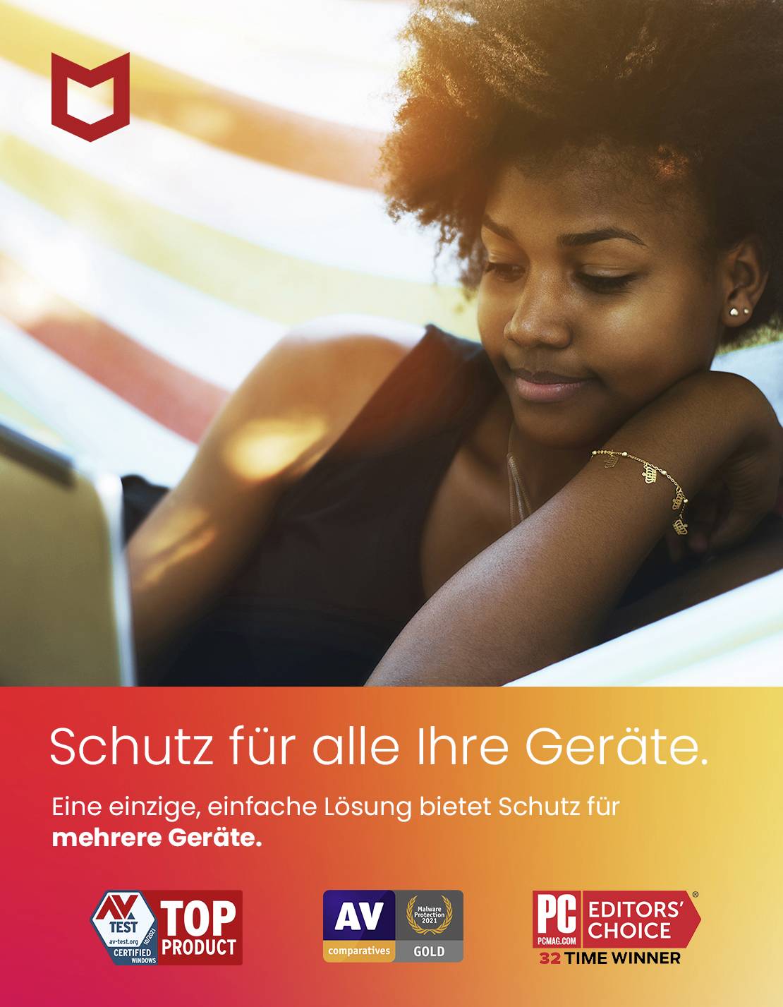 Frau im Freien mit Laptop, umgeben von bunten Streifen. Text: 'Schutz für alle Ihre Geräte'. Werbebanner für Sicherheitssoftware.