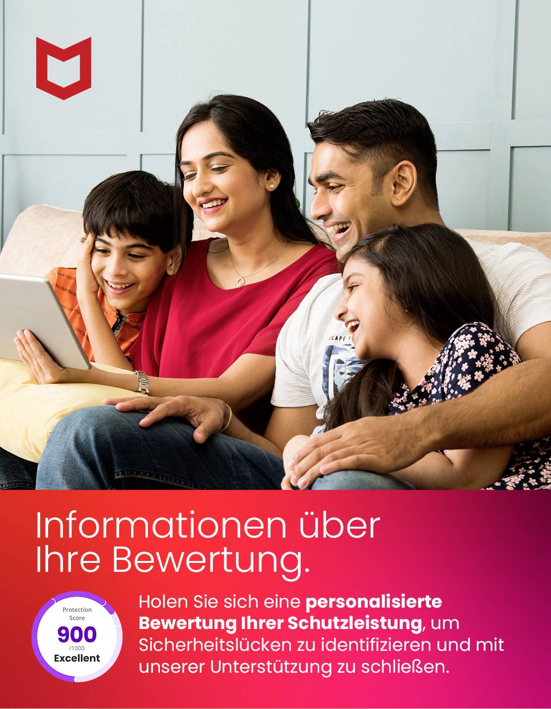 Eine lächelnde Familie sitzt auf einem Sofa und betrachtet ein Tablet. Unten steht der Text: 'Informationen über Ihre Bewertung', daneben ein Siegel mit '900 Excellent'.