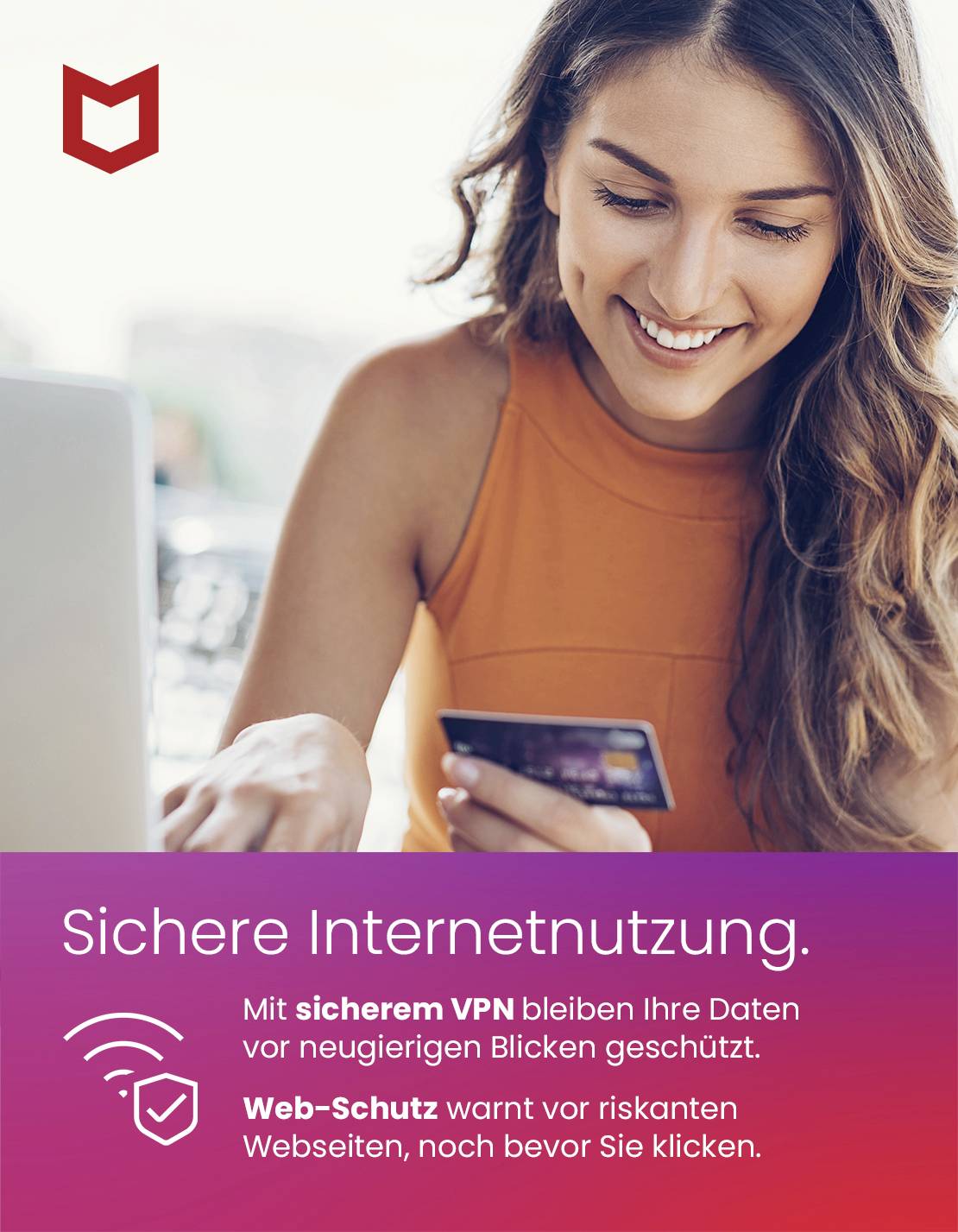 Eine Frau nutzt einen Laptop und hält eine Kreditkarte, mit Text: 'Sichere Internetnutzung. Mit sicherem VPN und Web-Schutz.'