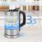 Ein gläserner Wasserkocher, fasst 0,5 Liter; ideal für schnellen Gebrauch; kocht in 3,5 Minuten; zeigt Wasserstand und verbraucht wenig Platz.