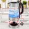 Ein elektrischer Wasserkocher mit transparentem Glas zeigt blauen Wasserstand, Kapazität von 0,5 bis 1,0 Liter. Funktionen und Details hervorgehoben.