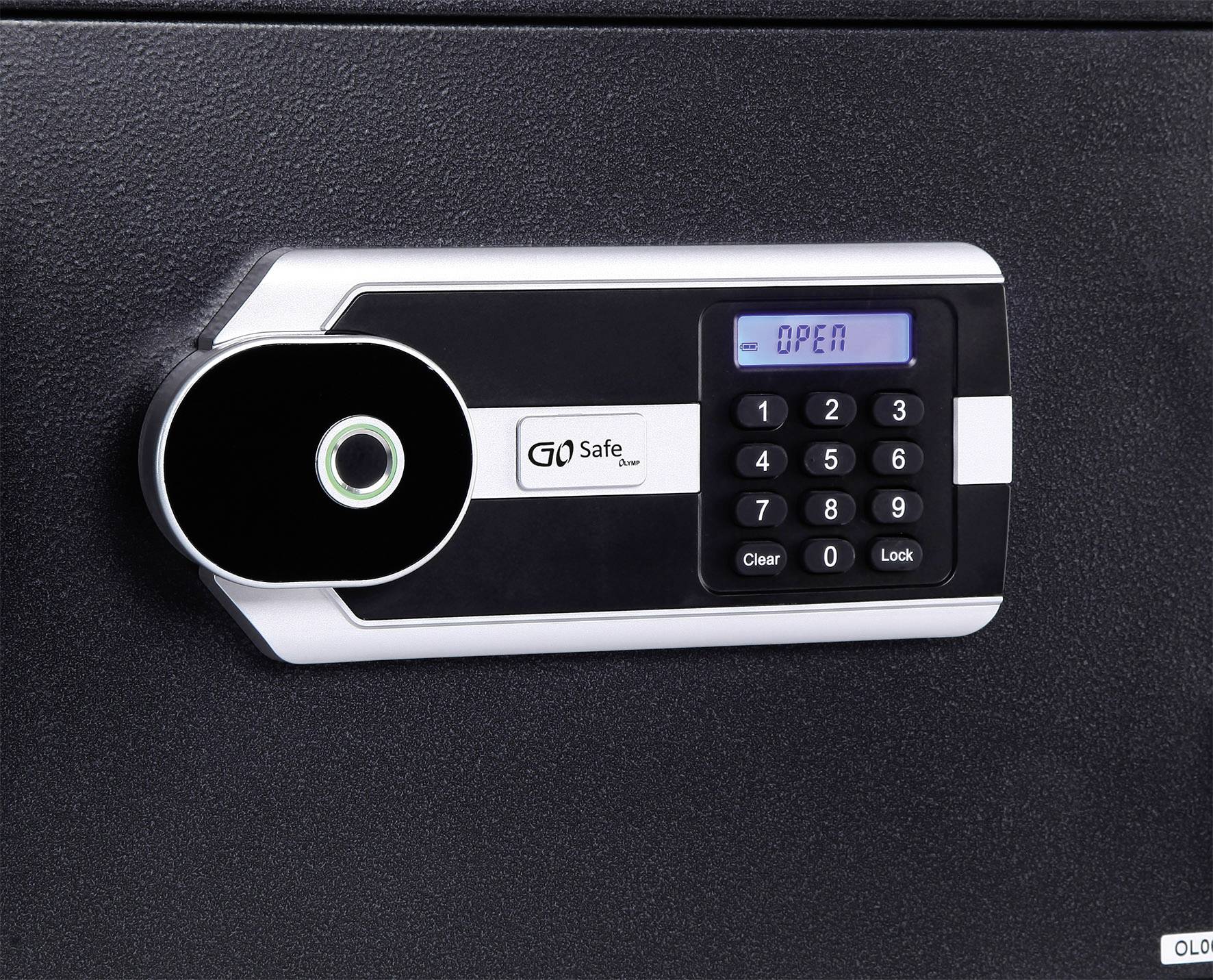 Schwarzer Safe mit digitalem Zahlenschloss und Display, das 'OPEN' anzeigt. Tastenfeld darunter mit Zahlen 0 bis 9, Tasten 'Clear' und 'Lock'.