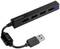 Vierfach-USB-Hub in Schwarz mit drei USB-Anschlüssen und einem blauen Kontrolllicht, verbunden mit einem kurzen USB-Kabel.